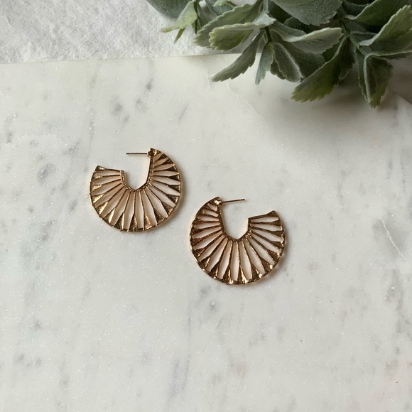 The Sylas - Geometric Chunky Gold Hoops - Picture 5 of 8